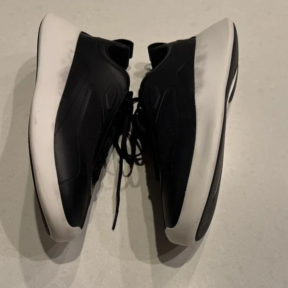 Sleek Black Athletic Shoes for Men some bleedingon white  display picture 1